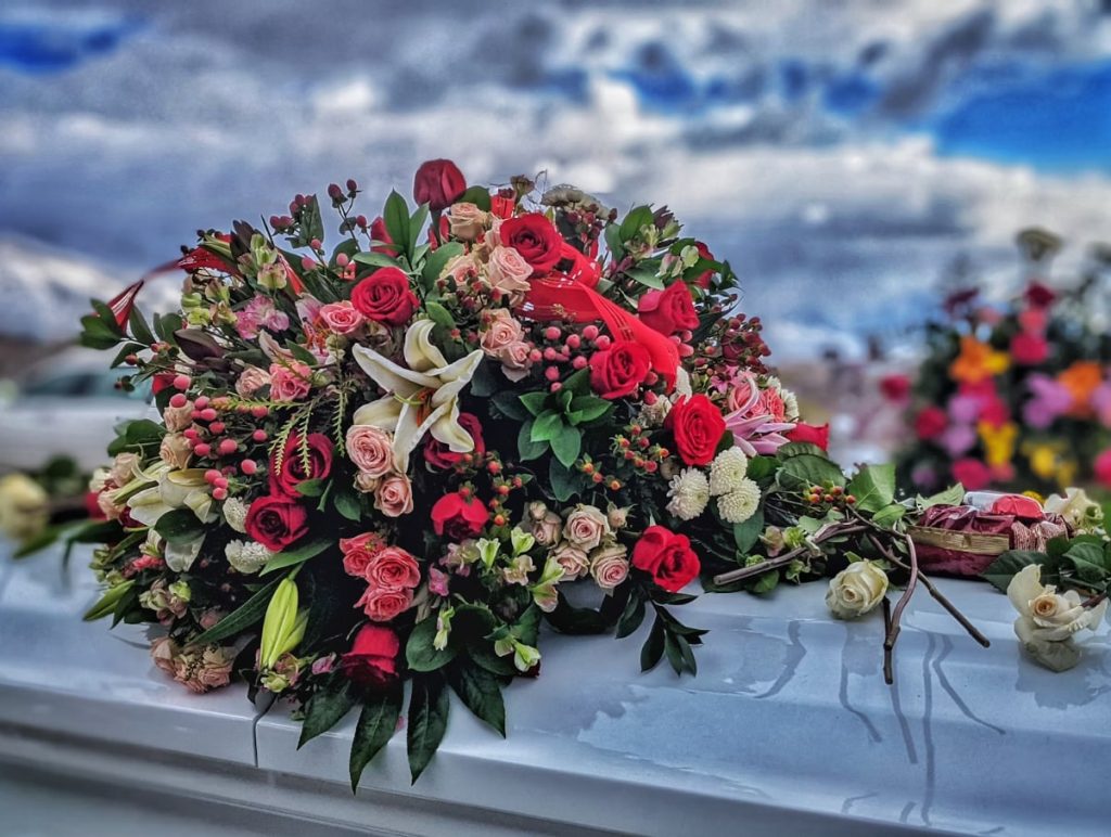 Casket Spray Flowers: Creating Beautiful Final Tributes for Your Loved Ones 1 Casket Spray Flowers